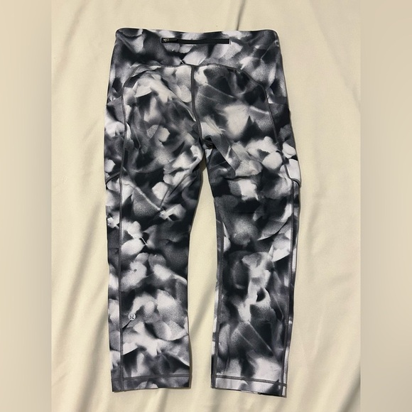 Lululemon Speed Up Crop 21" in Blush Blossom Alpine White Black - Size 6 - Picture 3 of 9